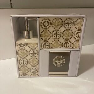 3 Piece
Ceramic Set
lotion pump, tumbler and soap dish